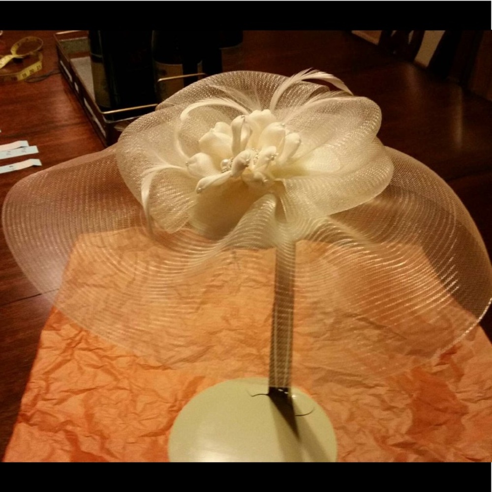 Fascinator (hat) white